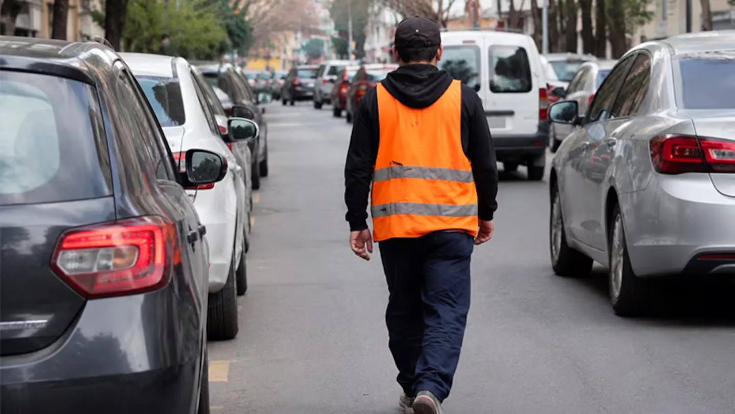 Córdoba regulariza a los cuidacoches: cobrarán el equivalente al 60% de un litro de nafta Infinia por hora y en QR